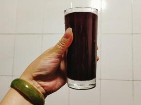 天热下班回来，挖上两勺蓝莓果酱，放入适量的冰镇凉开水搅拌均匀，一杯酸酸甜甜，冰凉沁爽的蓝莓果汁儿就诞生啦！