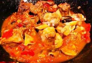 炖至汤汁不多时放入盐调味均匀即可出锅享用