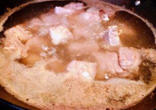 锅中烧开水倒入料酒放入排骨焯水断生去除血水和杂质