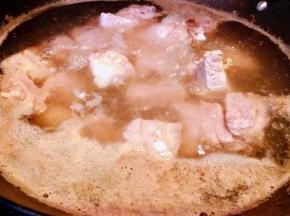 锅中烧开水倒入料酒放入排骨焯水断生去除血水和杂质