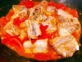 放入排骨翻炒至排骨均匀的裹上番茄汁