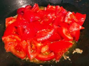 放入番茄大火快速翻炒出汤汁