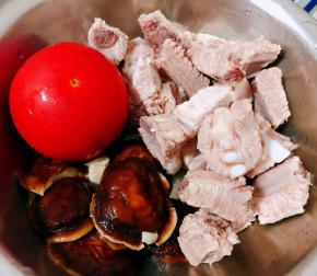 准备原材料番茄、排骨沥干水份、香菇去蒂洗净焯水断生后立即放入冷水中过凉再沥干水份备用