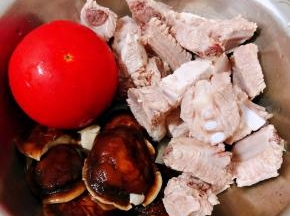 准备原材料番茄、排骨沥干水份、香菇去蒂洗净焯水断生后立即放入冷水中过凉再沥干水份备用