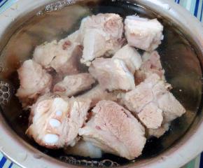 焯好水的排骨立即放入冷水中过凉冲洗多余的油脂