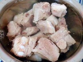焯好水的排骨立即放入冷水中过凉冲洗多余的油脂