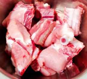 新鲜的排骨在清水中浸泡二十分钟后洗净备用