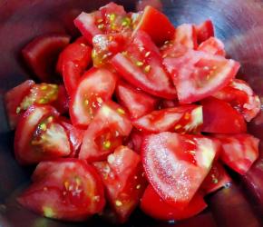 番茄洗净切成大小均匀的块状