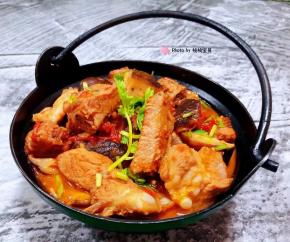 番茄香菇排骨装入容器中最后撒上香菜提鲜就大功告成了