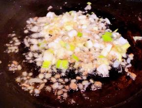 锅中倒入底油加热放入葱姜蒜爆香