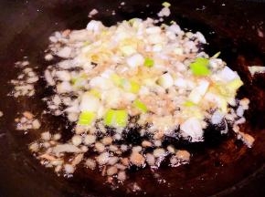 锅中倒入底油加热放入葱姜蒜爆香