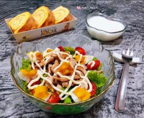 鸡胸肉蔬菜沙拉搭配鲜牛奶和蛋糕卷一起吃真是完美标配早餐