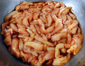 所有调味料同鸡胸肉抓匀盖上保鲜膜放入冰箱冷藏两个小时入味
