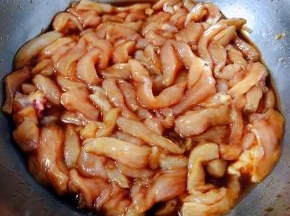 所有调味料同鸡胸肉抓匀盖上保鲜膜放入冰箱冷藏两个小时入味