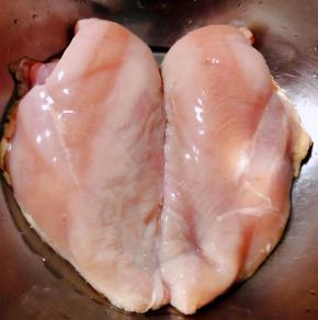 新鲜的鸡胸肉去除杂质在清水中浸泡十分钟后洗净沥干水份