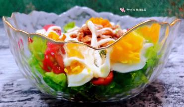 这碗鸡胸肉蔬菜沙拉看起来就如同一款经典的艺术品