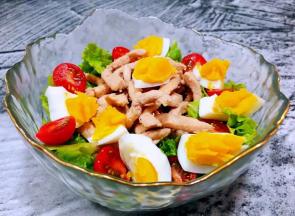 鸡蛋去皮切成不规则形状放入盘中