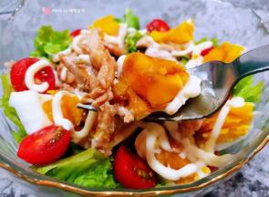 所有调味料拌匀入味鸡胸肉和鸡蛋入口香浓混搭生菜和圣女果的清香好吃到爆哦