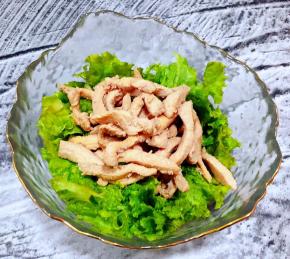 生菜手撕成大小均匀的片状放入容器中上面摆上鸡胸肉