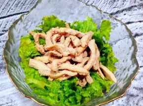 生菜手撕成大小均匀的片状放入容器中上面摆上鸡胸肉