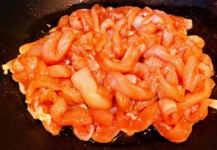 锅中倒入底油加热发入鸡胸肉大火快速翻炒均匀