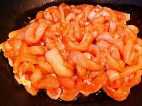 锅中倒入底油加热发入鸡胸肉大火快速翻炒均匀