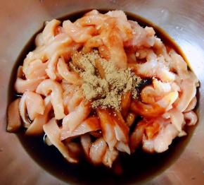 鸡胸肉切成粗细均匀的条状放入调味料糖、一品鲜酱油、蚝油、味精、黑胡椒粉