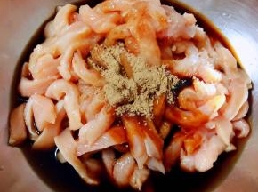 鸡胸肉切成粗细均匀的条状放入调味料糖、一品鲜酱油、蚝油、味精、黑胡椒粉