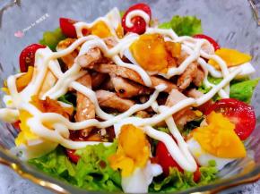 最后淋上宝贝最喜欢的沙拉酱就大功告成了