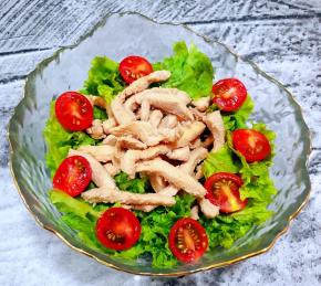 圣女果一切为二摆在容器中