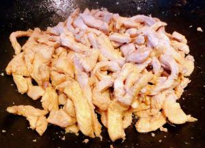 鸡胸肉开始炒出大量水份壁出去，接着大火快速翻炒至鸡胸肉熟透