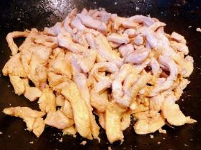 鸡胸肉开始炒出大量水份壁出去，接着大火快速翻炒至鸡胸肉熟透