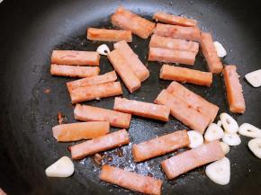 放入午餐肉煎到两面金黄后捞出