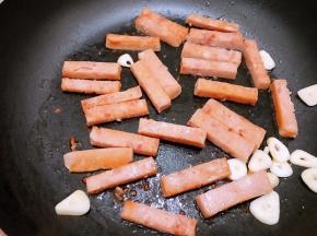 放入午餐肉煎到两面金黄后捞出