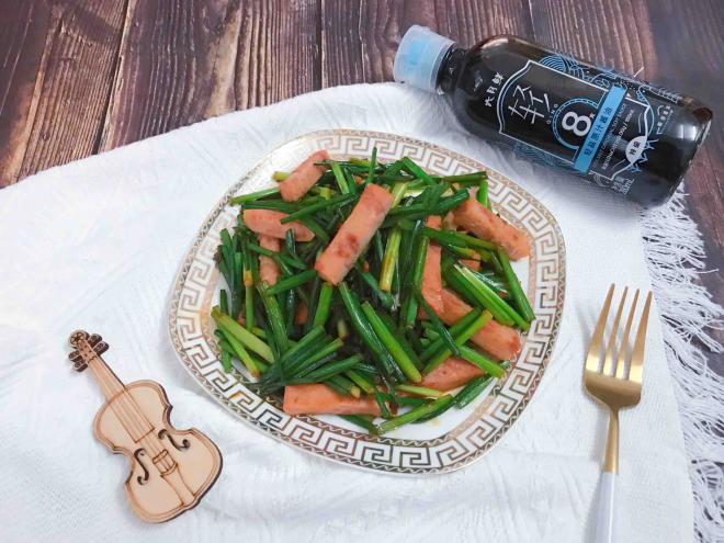 韭菜苔炒午餐肉