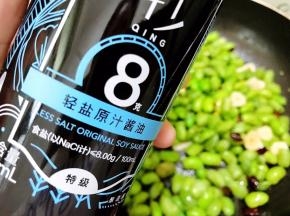 加入一勺酱油