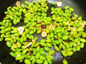 等水份差不多收干，撒上白糖提鲜即可