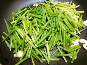 加入韭菜苔翻炒均匀