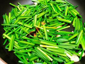 加入蚝油翻炒均匀