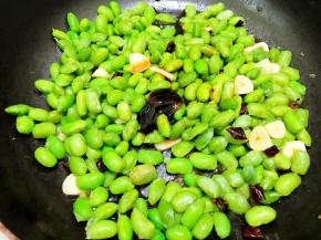 加入蚝油翻炒均匀