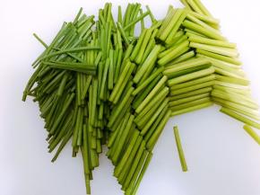 韭菜苔切去尾部改刀成小段