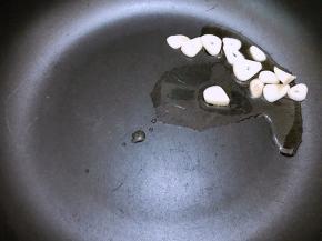 锅里加入适量植物油放入蒜片爆香