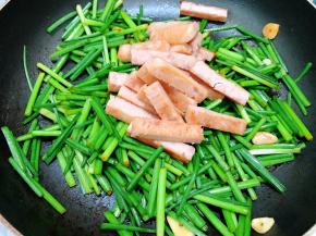 放入煎好的午餐肉翻炒几下即可出锅