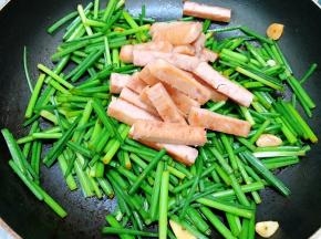 放入煎好的午餐肉翻炒几下即可出锅
