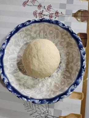 盆中放入500克面粉，5克酵母，2克盐搅拌均匀，牛奶边倒入边搅拌，搅拌至无干粉，加入60克融化好的黄油（没有黄油也可以加玉米油！），下手揉成团，移到案板上像搓衣服一样，揉搓成光滑的面团！盆中撒适量面粉，再把面团放进去！