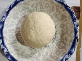 盆中放入500克面粉，5克酵母，2克盐搅拌均匀，牛奶边倒入边搅拌，搅拌至无干粉，加入60克融化好的黄油（没有黄油也可以加玉米油！），下手揉成团，移到案板上像搓衣服一样，揉搓成光滑的面团！盆中撒适量面粉，再把面团放进去！