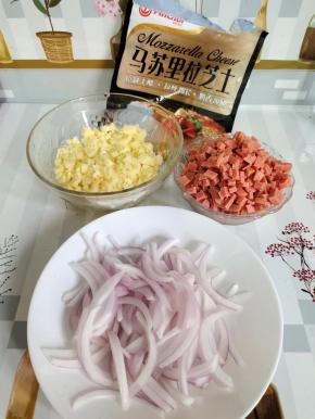 安佳马苏里拉芝士切成小丁，火腿肠切成小丁，洋葱洗净切成丝备用！