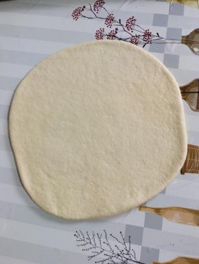 发酵好的面团放到案板上，排气揉面，擀成饼皮！