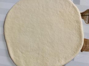 发酵好的面团放到案板上，排气揉面，擀成饼皮！