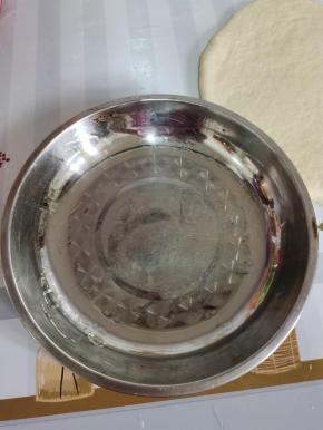 烤盘上刷一层食用油，或者铺油纸！